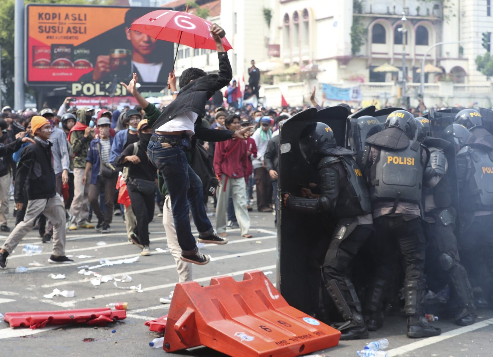 Violence increases across Indonesia as thousands protest new labor law | Daily Sabah