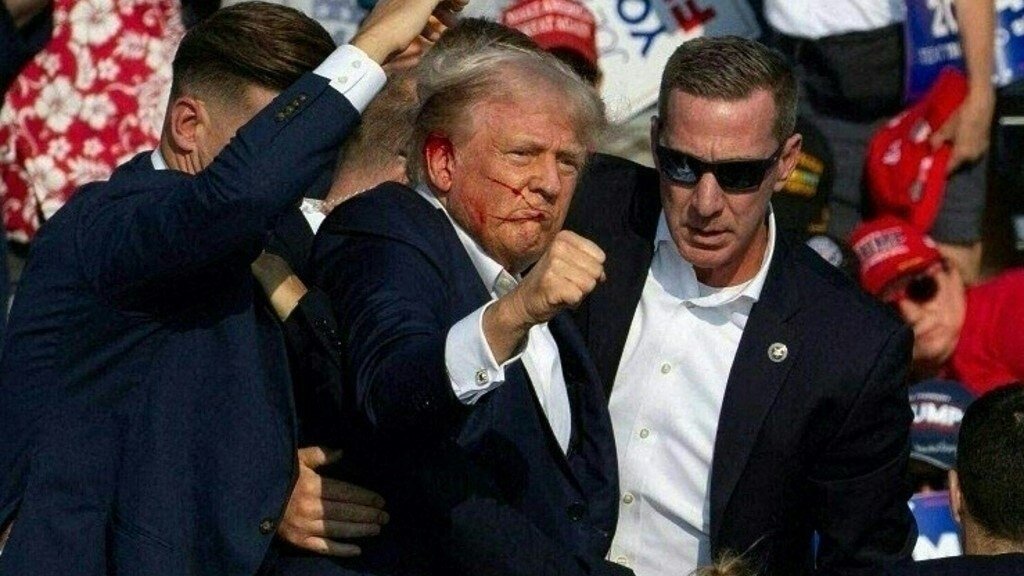 अमेरिका: Donald Trump पर चुनावी सभा में चली गोलियां... चेहरे पर खून, शूटर ढेर, 1 शख्स की मौत, Video - Firing In Donald Trump Rally In Pennsylvania Amid America Presidential Election Campaign