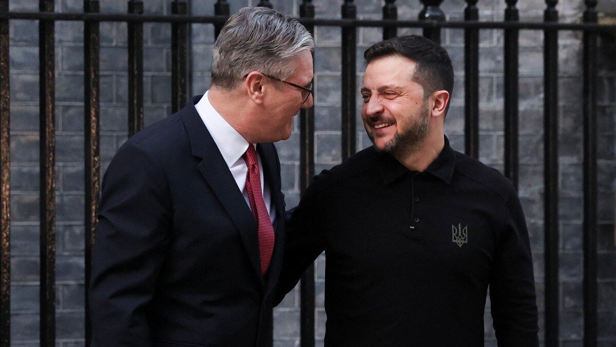 UK Ukraine Relations - 'पूरा ब्रिटेन आपके साथ...' गले लगाकर जेलेंस्की का  ब्रिटिश PM स्टार्मर ने बढ़ाया हौसला, £2.26 बिलियन लोन भी दिया - British PM  Starmer encouraged ...