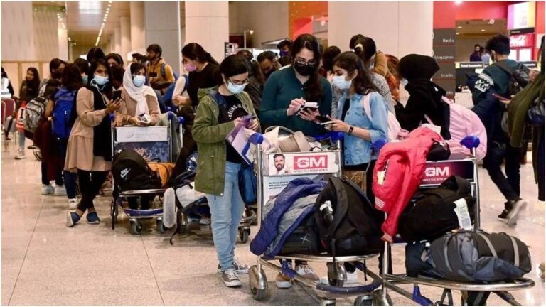 कनाडा जाने वाले छात्र सावधान ;जालसाजों से बचें , दस हजार  छात्र संकट में हैं  