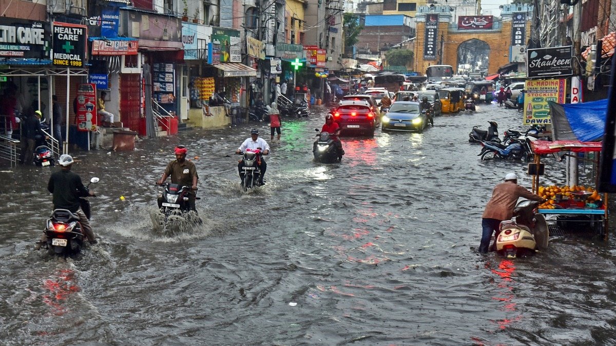 राजस्थान और यूपी में बारिश बेशुमार.... शहर बने समंदर, जलप्रलय के बीच जिंदगी  बचाने का संग्राम - Monsoon havoc heavy rain causes flood in rajasthan up  delhi Ajmer Hospitals Submerged ...