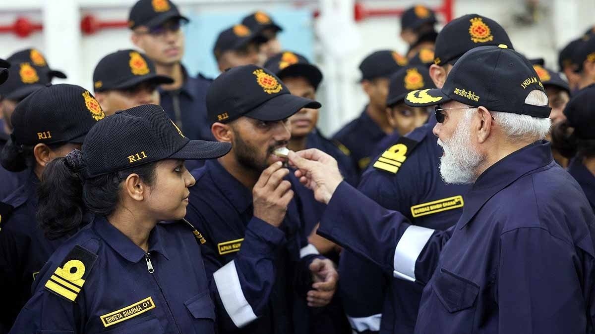 INS विक्रांत के नाम से ही पूरे पाकिस्तान की नींद उड़ गई थी', PM मोदी ने बीच समंदर नौसेना के साथ मनाई दिवाली - PM narendra Modi celebrates Diwali Navy onboard INS