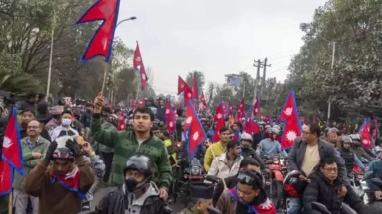 नेपाल में राजशाही बहाली को लेकर हिंसक प्रदर्शन, पूर्व पीएम ने लगाया राजा ज्ञानेंद्र शाह पर आरोप
