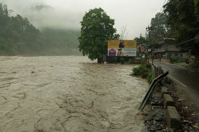 सिक्किम में भारी बारिश-भूस्खलन से 1200 पर्यटक फंसे, सेना ने शुरू किया बचाव  अभियान - Sikkim Rain Landslide