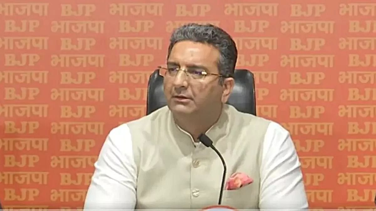 दिल्ली चुनाव से पहले अरविंद केजरीवाल और बीजेपी के बीच सियासी जंग तेज दिल्ली चुनाव से पहले अरविंद केजरीवाल और बीजेपी के बीच सियासी जंग तेज