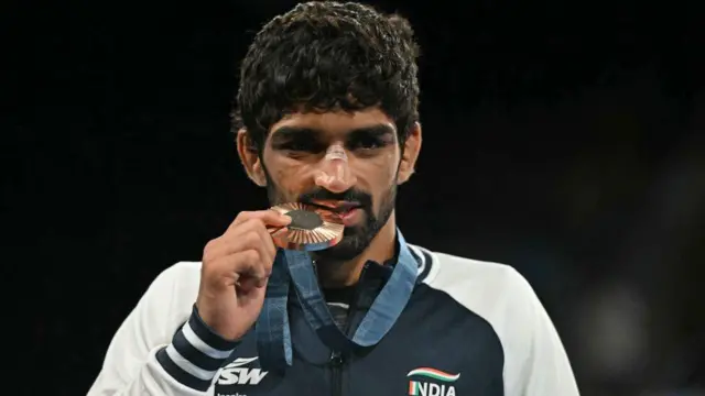 अमन सहरावत: पेरिस ओलंपिक में कुश्ती में कांस्य पदक जीतने वाले कौन हैं? - BBC News हिंदी