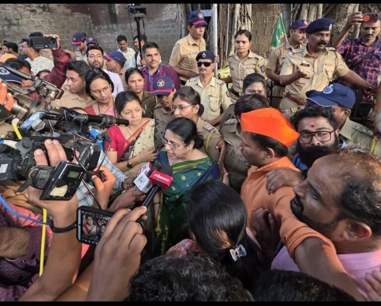 पुणे के शनिवार वाड़ा में नमाज पढ़ने पर विवाद, भाजपा सांसद ने गोमूत्र से कराया शुद्धिकरण, हुई शिव वंदना