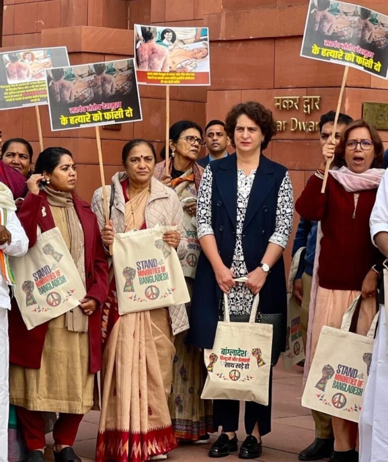 संसद में प्रियंका वाड्रा का बैग पॉलिटिक्स जारी, आज बांग्लादेश के हिंदुओं के समर्थन में बैग लेकर पहुंचीं, कांग्रेस सांसदों के साथ किया प्रदर्शन