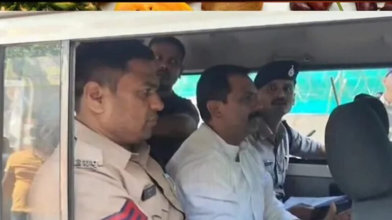 नगर निगम के नेता प्रतिपक्ष चिंटू चौकसे की गिरफ्तारी से उठ रहे कई सवाल, आखिर इतनी तेज कैसे हो गई इंदौर पुलिस?