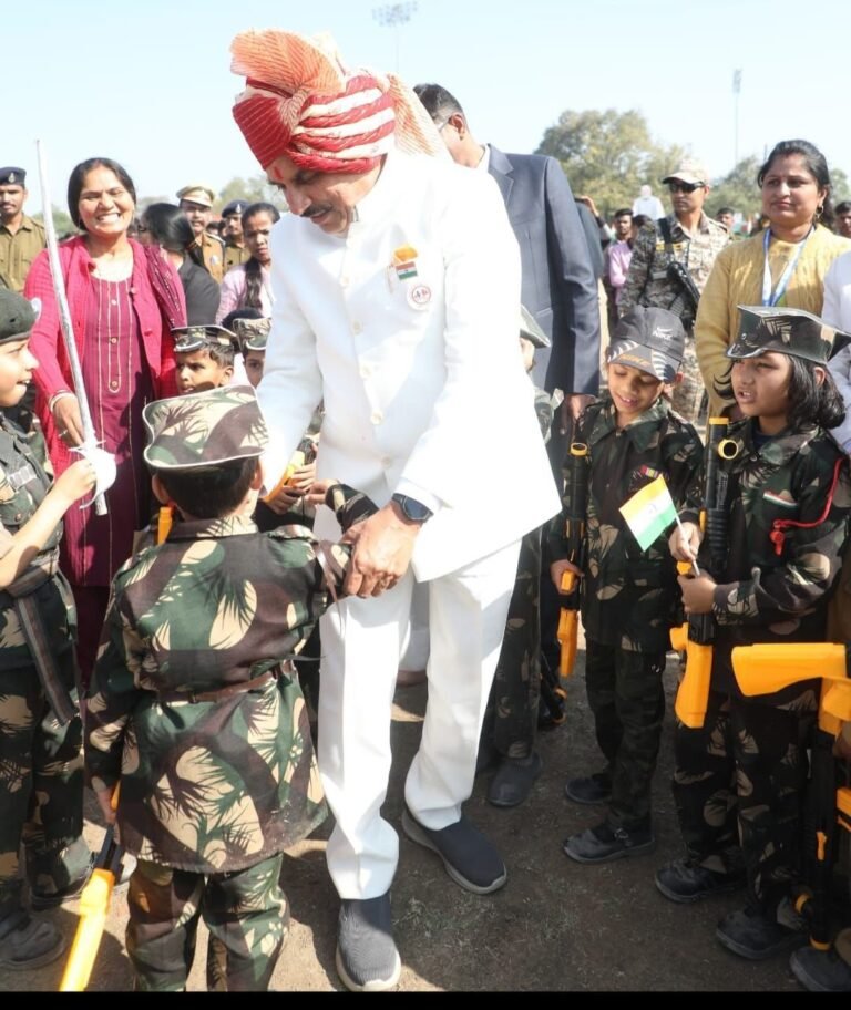 सीएम डॉ.मोहन यादव ने इंदौर में किया झंडावंदन, कहा-समाज के हर वर्ग के लिए काम कर रही है सरकार