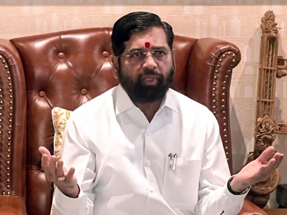 Eknath Shinde party leader hints big decision in the 24 hours tells reason  behind CM village visit एकनाथ शिंदे क्यों गए गांव, सामने आ गई वजह; शाम तक  आएगा बड़ा फैसला?, Maharashtra
