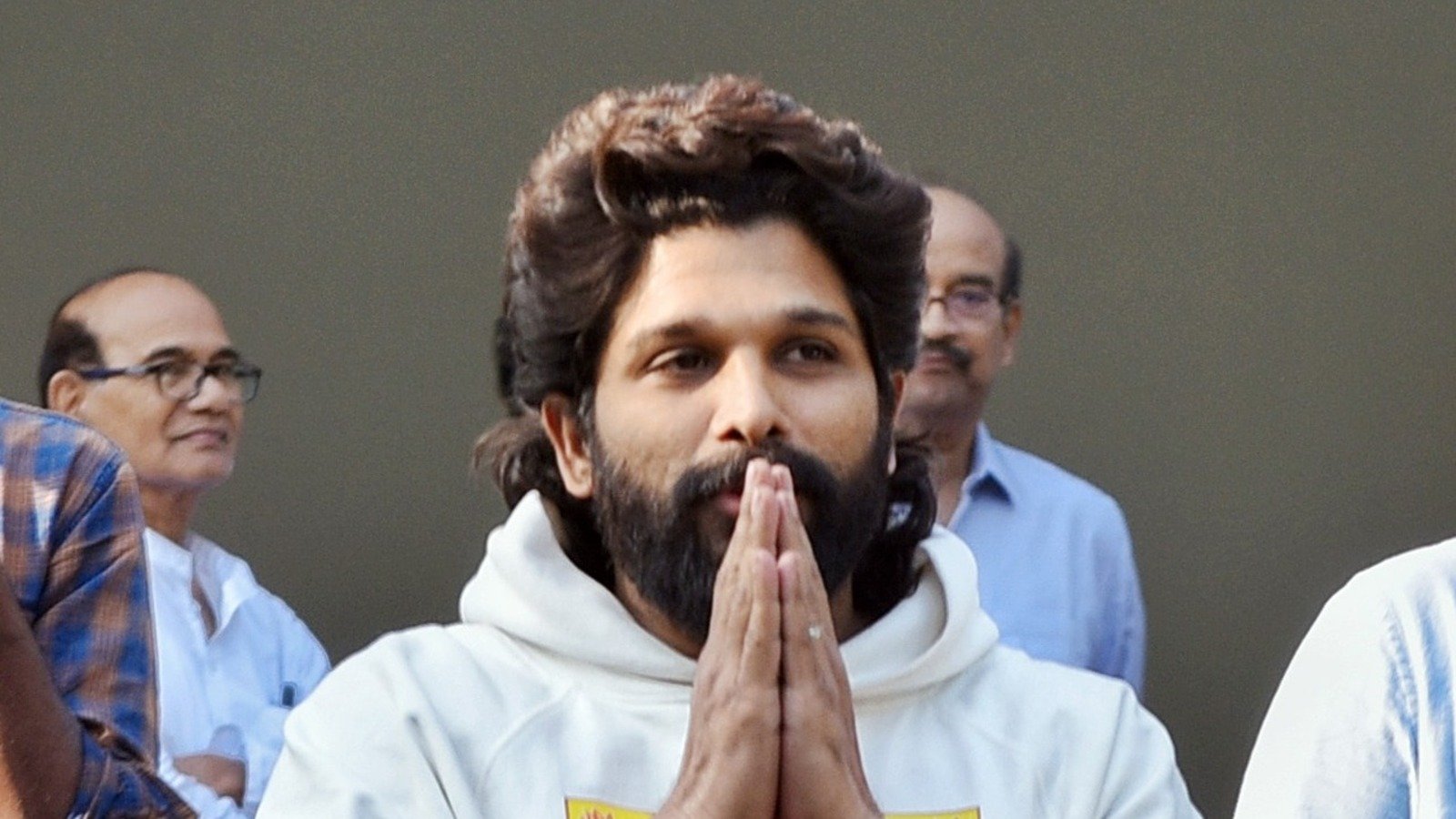 Makers of Allu Arjun and Pushpa 2 extended a helping hand will give Rs 2  crore to the stampede victim's family अल्लू अर्जुन और 'पुष्पा-2' टीम ने  बढ़ाया मदद का हाथ, भगदड़