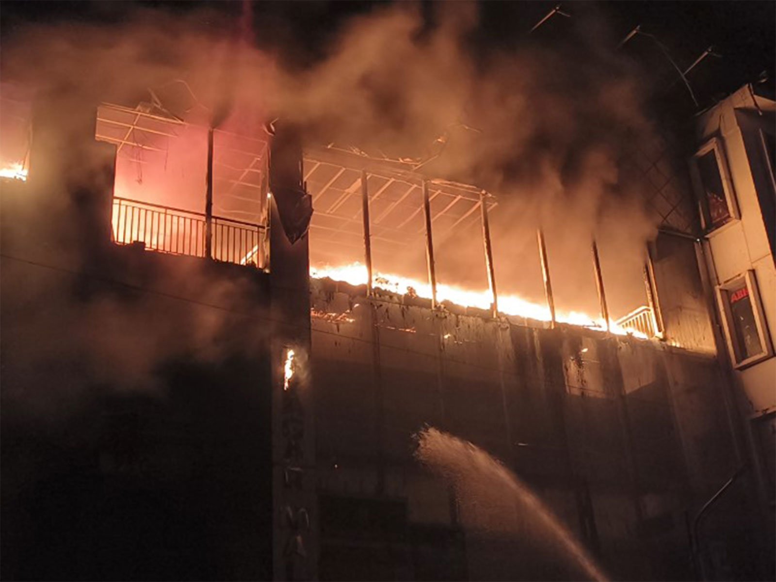 कर्नाटक: हुबली स्थित सुखासागर मेट्रो मॉल की ऊपरी मंजिलों में भीषण आग लगी;  सारा सामान जलकर राख हो गया।