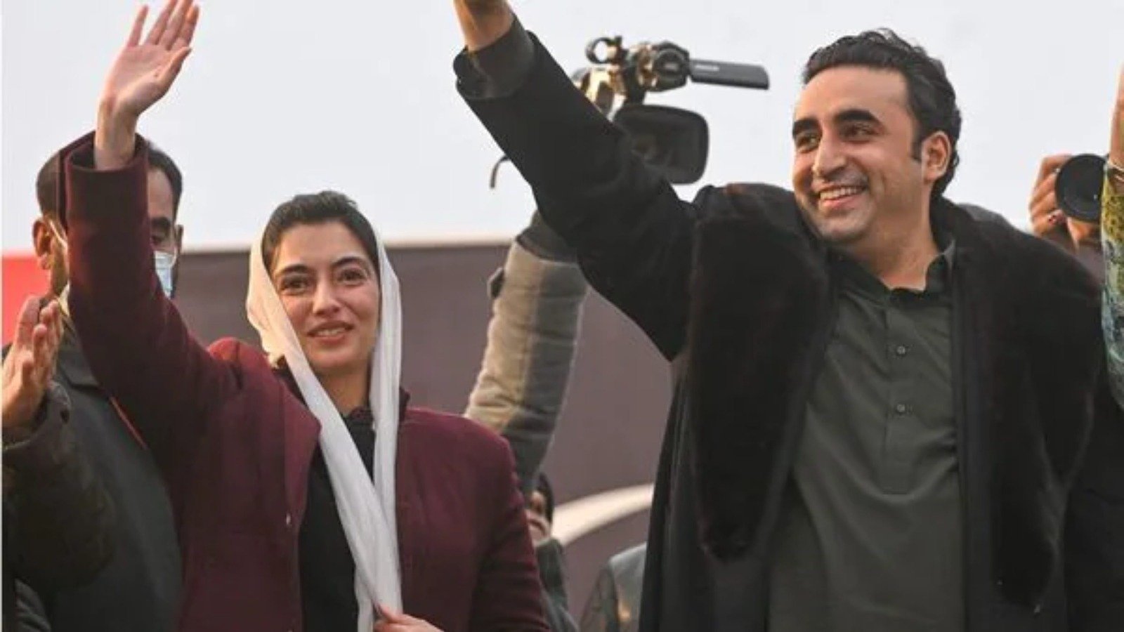 Bilawal Bhutto sister Aseefa Bhutto Zardari convoy attacked by  uncontrollable crowd VIDEO बिलावल भुट्टो की बहन आसिफा भुट्टो के काफिले पर  बेकाबू भीड़ ने किया हमला, VIDEO, International Hindi News ...