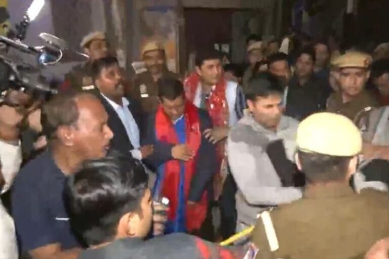 अरविंद केजरीवाल पर पदयात्रा के दौरान हमला, आप ने कहा-जिंदा जलाने की हुई थी कोशिश, भाजपा ने नौटंकी बताया