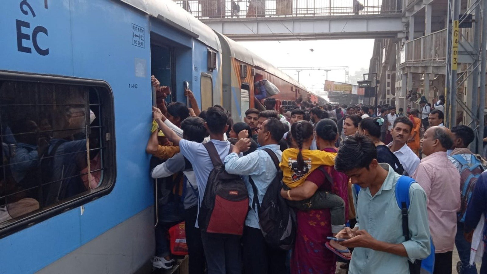 Railway crowd management failed after Chhath 4 thousand passengers could  not board Rajyarani Express Train छठ के बाद रेलवे का भीड़ प्रबंधन फेल,  राज्यरानी एक्सप्रेस में नहीं चढ़ पाए 4 हजार ...
