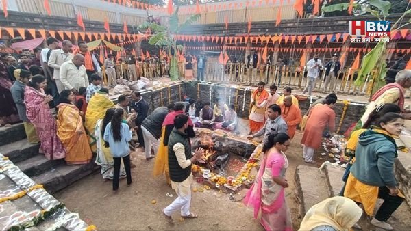 धार की भोजशाला में मंत्रोच्चार के साथ मां सरस्वती की पूजा शुरू, केसरिया पताकाओं और फूलों से सजा परिसर, सुरक्षा के व्यापक इंतजाम
