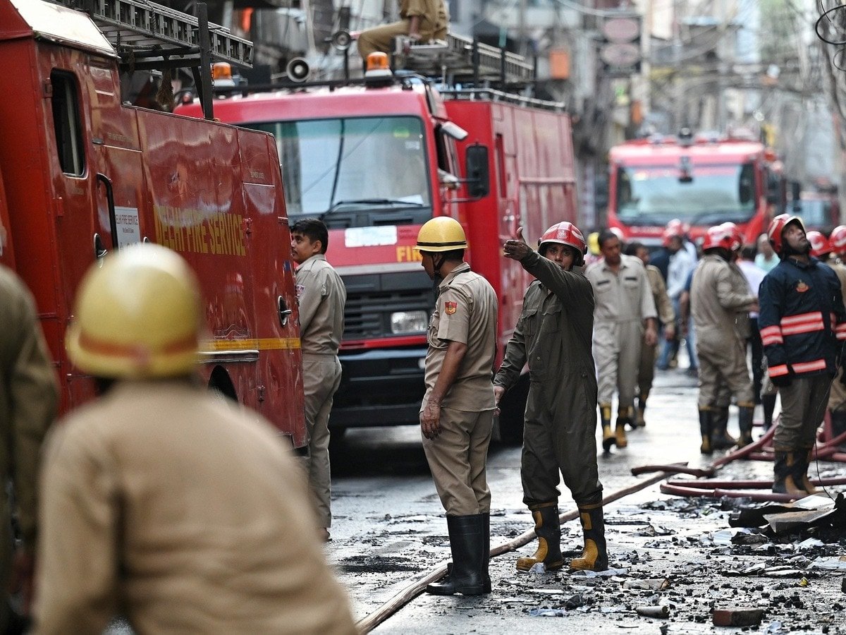 Delhi LPG cylinder fire in kitchen two brother sister died in manohar park near Punjabi bagh दिल्ली में किचन में खाना बनाते समय गैस सिलेंडर में लगी आग, मासूम भाई-बहन की जलकर