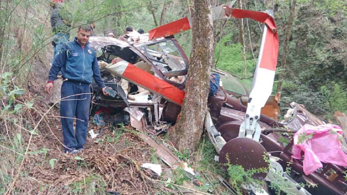 उत्तराखंड में हेलीकॉप्टर क्रैश, जानलेवा हादसे में जिंदा बचे 2 लोग - Helicopter  Crash in Uttarkashi Chardham Yatra Gangotri Yamunotri Kedarnath Badrinath  Uttarakhand Mein Viman Hadsa