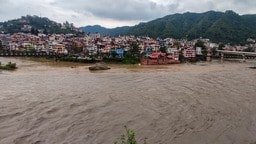 orders to close school in 4 districts of himachal pradesh due to heavy  rains हिमाचल में भारी बारिश से तबाही; 4 जिलों में स्कूल बंद करने के आदेश,  हाई अलर्ट पर NDRF, Himachal-pradesh Hindi News - Hindustan