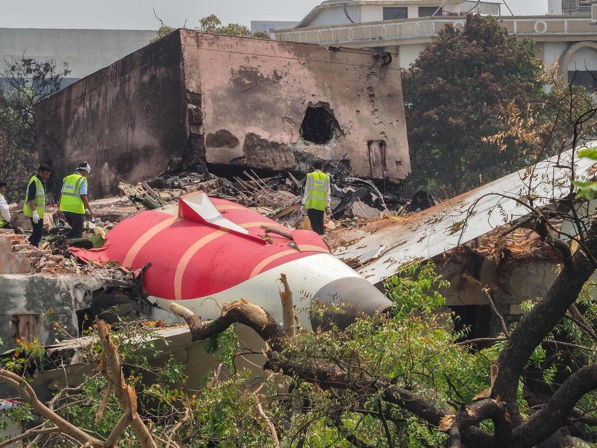 Death toll in Ahmedabad plane crash rises, black box will reveal secrets of  plane crash अहमदाबाद विमान हादसे में बढ़ा मौत का आंकड़ा, ब्लैक बॉक्स से  खुलेंगे प्लेन क्रैश के राज, India