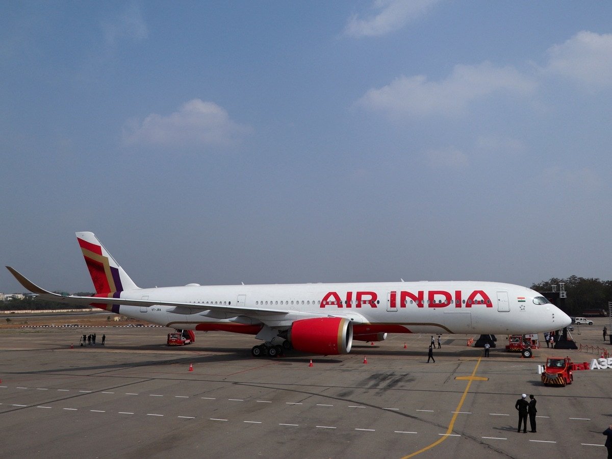 Smelling of liquor Air lndia pilot detained at Vancouver airport on Xmas  eve शराब की बू ने रोक दी उड़ान, ड्यूटी-फ्री शॉप की शिकायत पर पकड़ा गया एयर  इंडिया पायलट, India News