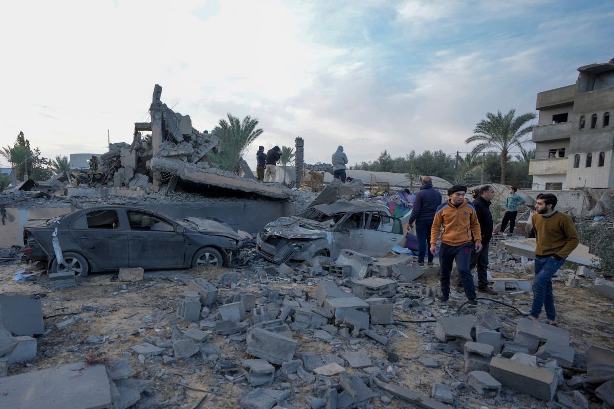इजराइल ने गाजा पट्टी पर किया हवाई हमला, एक दिन में 62 लोगों को मार डाला | Israeli attacks Gaza Hamas agree ceasefire and hostage deal