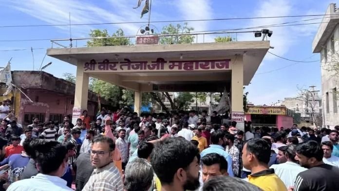 वीर तेजाजी महाराज की मूर्ति को लेकर जयपुर में बवाल, जयपुर-टोंक रोड पर लोगों ने लगाया जाम
