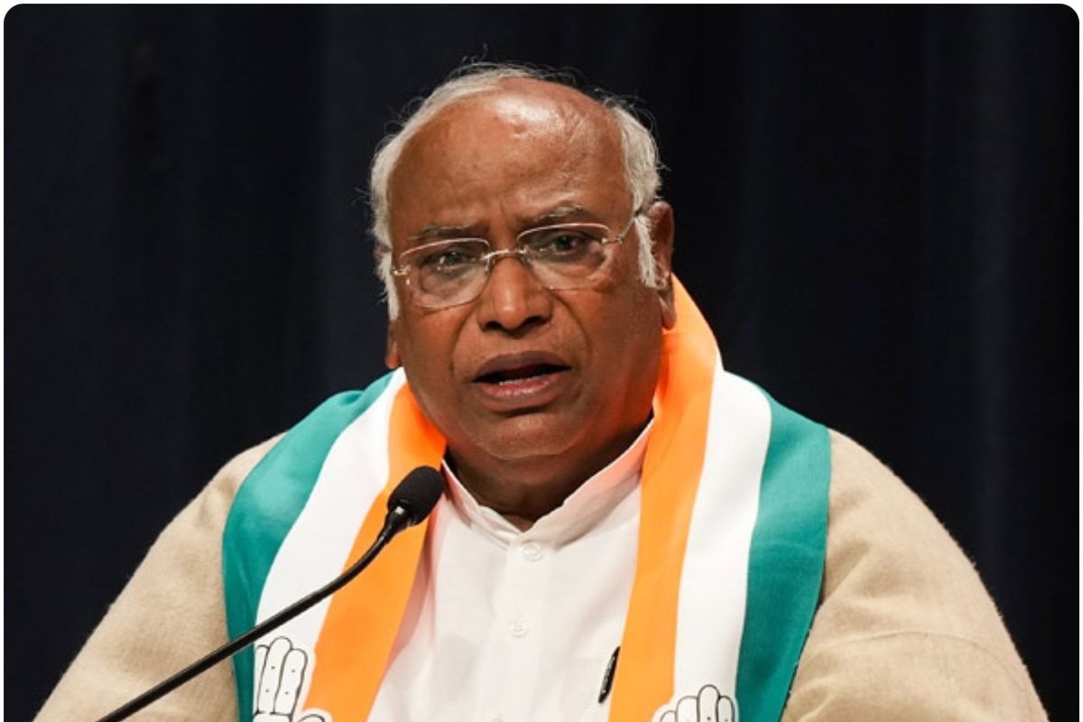 चुनाव के दौरान छापेमारी... ऐसा कभी नहीं हुआ', मल्लिकार्जुन खड़गे ने कहा, वे  कांग्रेस नेता को डराना चाहते हैं - BJP scare Congress leader Raids during  election says ...