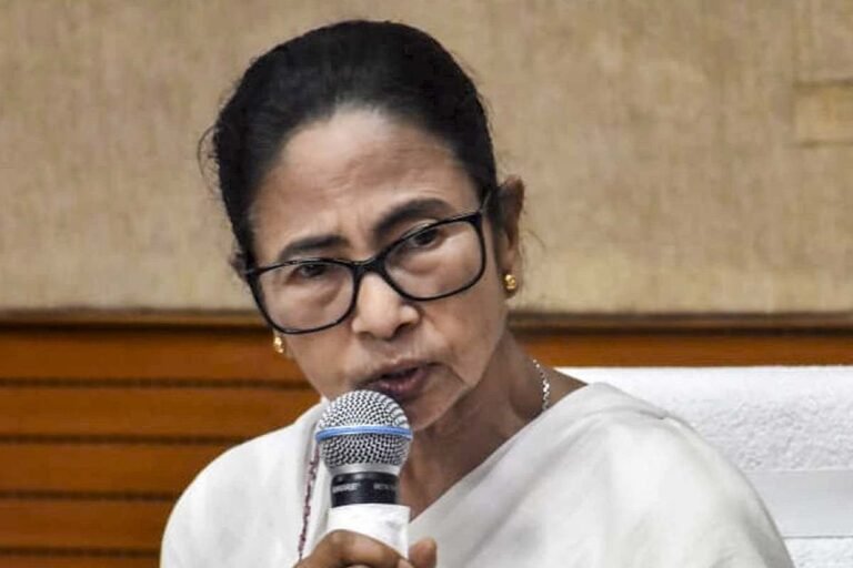 दुर्गापुर रेप कांड पर पश्चिम बंगाल की सीएम ममता बनर्जी का बयान-पीड़िता रात को 12:30 बजे बाहर कैसे गई?