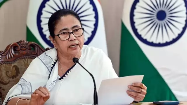 Mamata Banerjee: ममता बनर्जी ने जारी किए आधार की जगह वैकल्पिक कार्ड, मोदी सरकार के मनसूबों पर उठाए सवाल