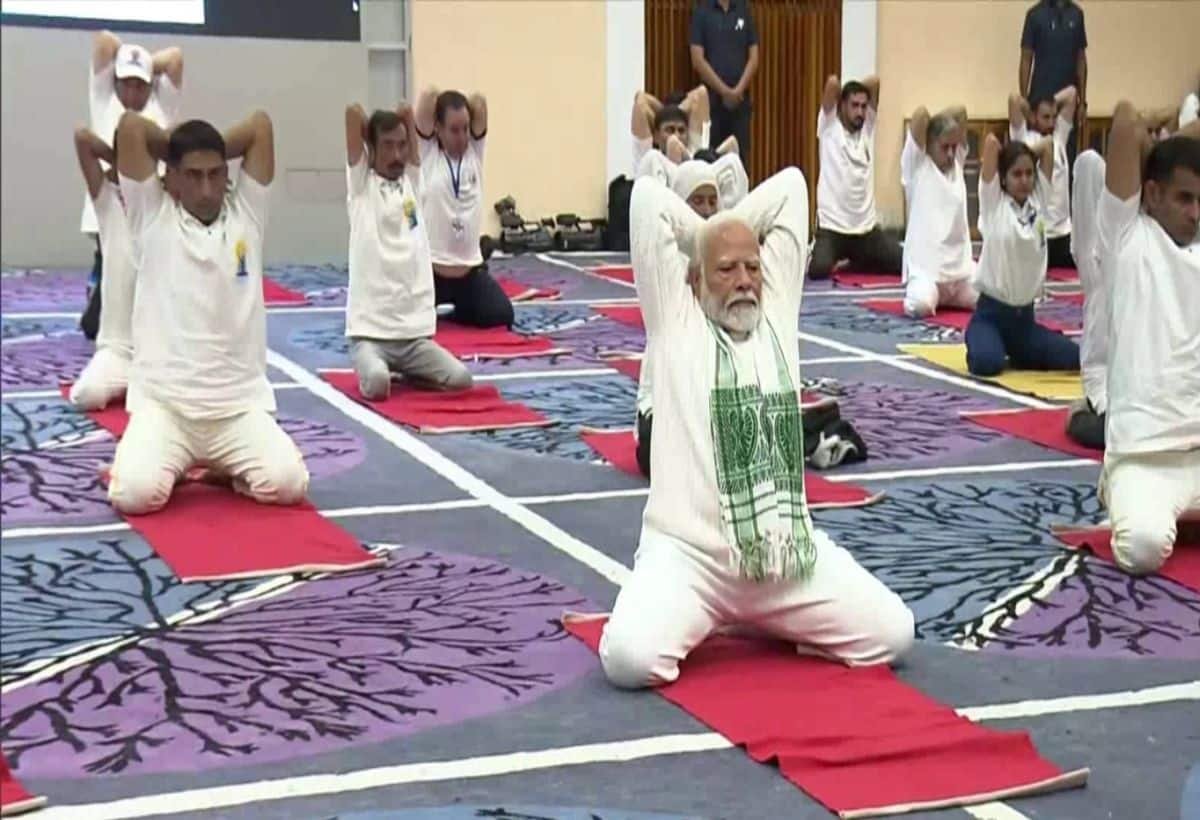 Yoga Day 2024 Live: पीएम मोदी ने SKICC हॉल में किया योगासन, कहा - योग को  अपनी दिनचर्या में शामिल करें | Moneycontrol Hindi
