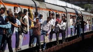 ठाणे के मुंब्रा रेलवे स्टेशन के पास दर्दनाक हादसा: भारी भीड़ के कारण चलती ट्रेन से गिरकर तीन यात्रियों की मौत, कई घायल