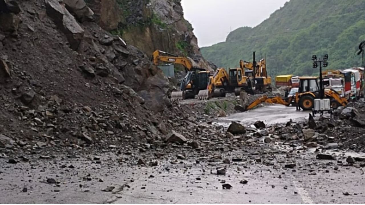 सिक्किम में कुदरत का कहर: भयंकर भूस्खलन ने मचाई तबाही, अबतक 4 की मौत और 3  लापता | Natures wrath in sikkim terrible landslide wreaks havoc 4 dead and  3 missing so far | Dynamite News Hindi