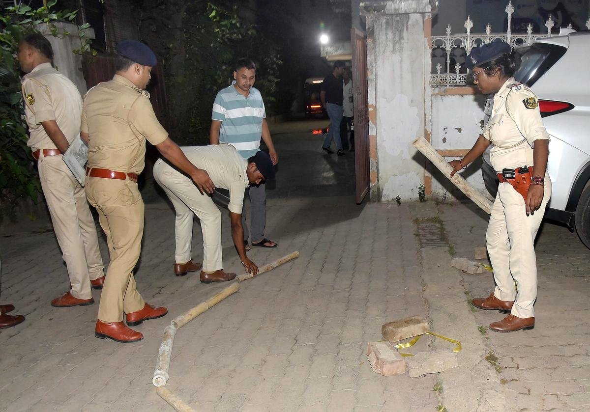 बिहार के उद्योगपति गोपाल खेमका हत्याकांड: दूसरा आरोपी एनकाउंटर में ढेर, मुख्य साजिशकर्ता अशोक साव अब भी फरार 1 बिहार के पटना में गोपाल खेमका की उनके घर के पास गोली मारकर हत्या - द हिंदू