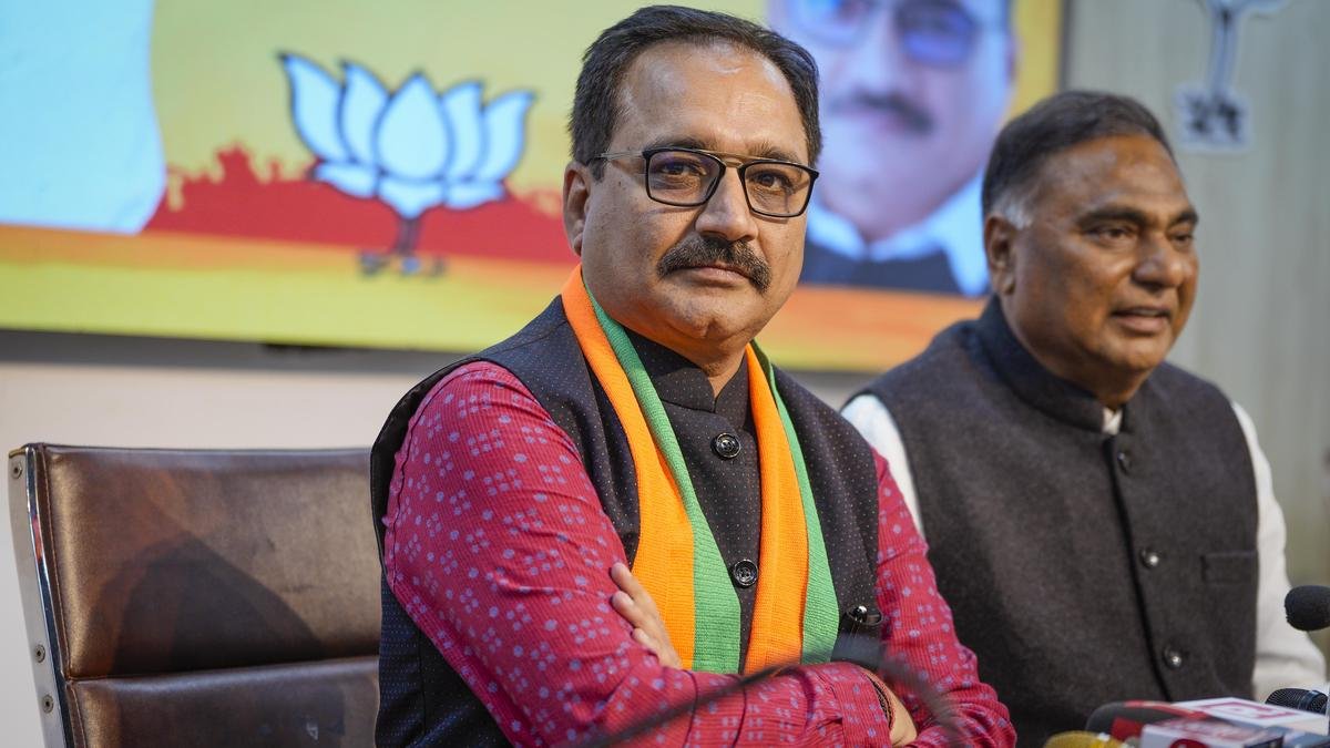 भाजपा ने केजरीवाल सरकार के कथित घोटालों पर 14 सीएजी रिपोर्ट पेश करने के लिए  दिल्ली विधानसभा का विशेष सत्र बुलाने की मांग की - द हिंदू
