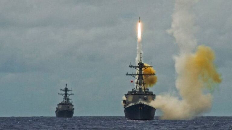 अमेरिकी युद्धपोतों पर यमन के हूती विद्रोहियों का  ड्रोन-मिसाइल  हमला