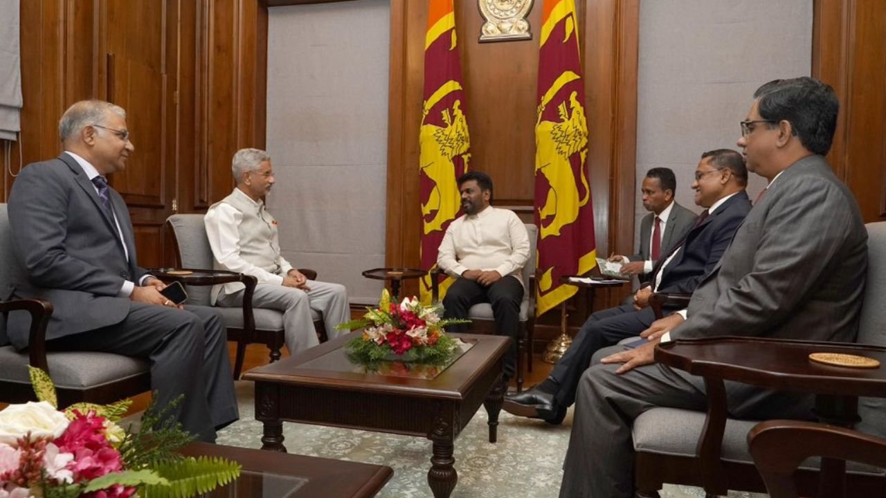 विदेश मंत्री एस जयशंकर पहुंचे श्रीलंका, शीर्ष नेतृत्व से करेंगे मुलाकात-  Navbharat Live (नवभारत) - Hindi News | external affairs minister s  jaishankar arrives in sri lanka will meet top ...