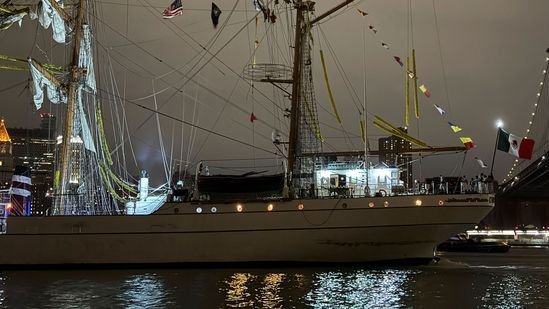 ब्रुकलिन ब्रिज से टकराया मेक्सिको की नौसेना का प्रशिक्षण जहाज, कई घायल