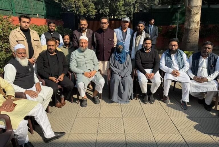 दिल्ली दंगों के आरोपी ताहिर हुसैन को ओवैसी ने दिया टिकट, मुस्तफाबाद सीट से बनाया उम्मीदवार, परिवार के साथ शेयर की तस्वीर