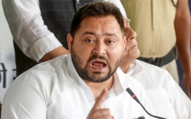 चुनाव आयोग पर आरोप लगाकर बुरी तरह फंसे तेजस्वी यादव, आयोग ने नोटिस देकर पूछा कि दूसरा वोटर आईडी कहां से आया