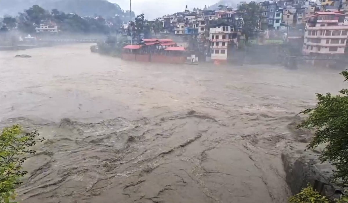 बारिश का कहर… बाढ़ ने मचाई तबाही, 325 सड़कें बंद; जनजीवन अस्त-व्यस्त