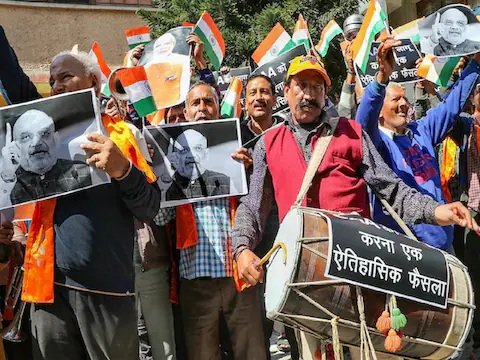 18 Pakistani refugees got Indian citizenship Gujarat Home Minister gave  certificate | 18 पाकिस्तानी शरणार्थियों को मिली भारत की नागरिकता, गुजरात के  गृहमंत्री ने दिया सर्टिफिकेट