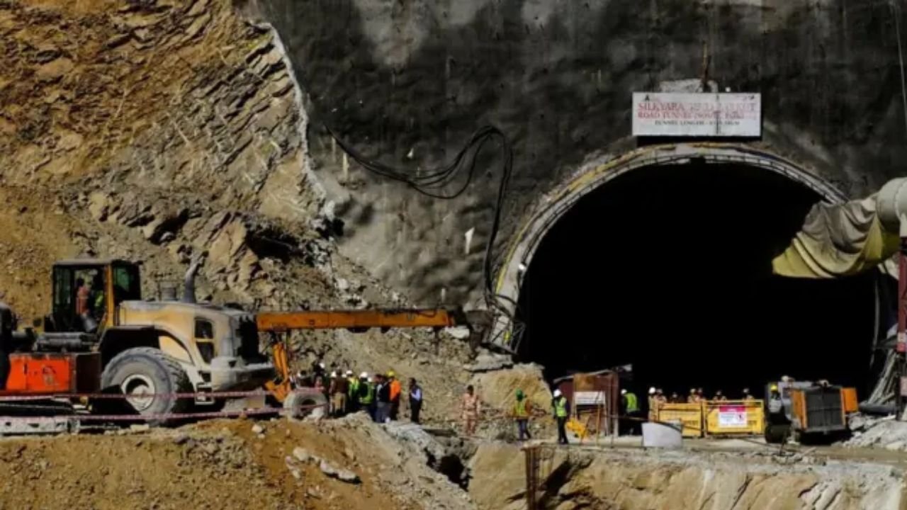 उत्तराखंड में बड़ा हादसा: पिथौरागढ़ में एनएचपीसी टनल का मुहाना मलबे से बंद,  कई कर्मचारी अंदर फंसे | Major accident in uttarakhand nhpc tunnel mouth  closed with debris in ...