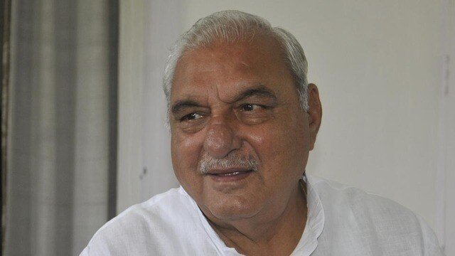 Workers seen combing former CM Hoodas hair on stage video goes viral - मंच  पर पूर्व सीएम हुड्डा को कंघी करते दिखे कार्यकर्ता, वीडियो वायरल, हरियाणा  चुनाव न्यूज