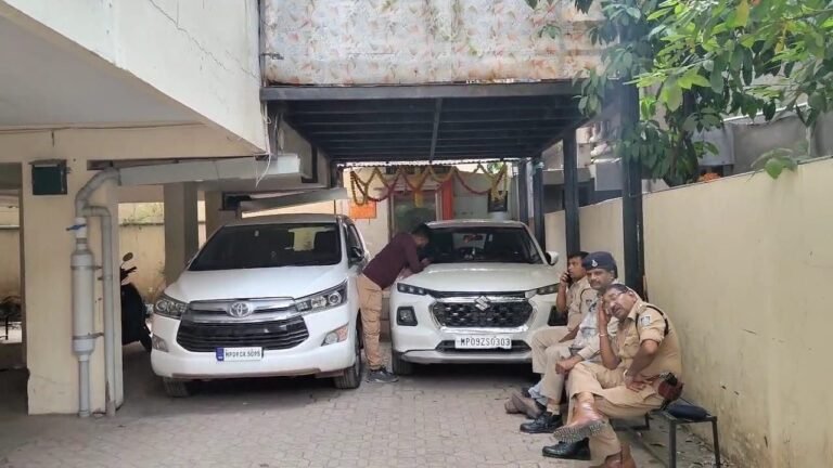 रिटायर्ड आबकारी अधिकारी धर्मेंद्र भदौरिया के आठ ठिकानों पर लोकायुक्त का छापा,  घर से 75 लाख रुपए नकद और ढाई किलो सोना मिला