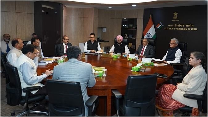 अब वोटर आईडी से लिंक होगा आधार कार्ड, गृह मंत्रालय और चुनाव आयोग की बैठक में हुआ फैसला