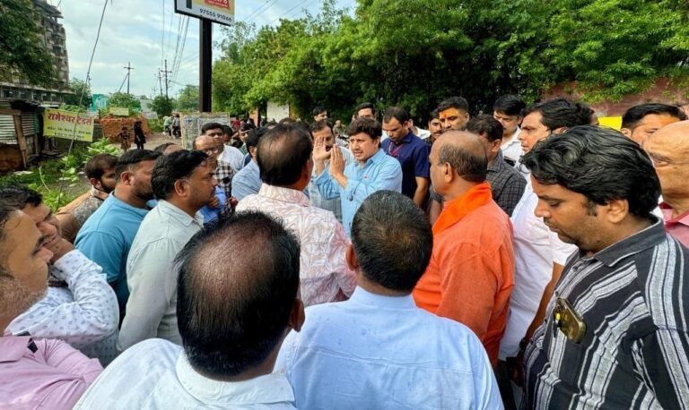 इंदौर की राजनीति में नया ट्रेंड, जनसंपर्क विभाग ने मंत्री पुत्र को मान लिया मंत्री, प्रशासनिक अधिकारियों संग दौरे का जारी किया निमंत्रण