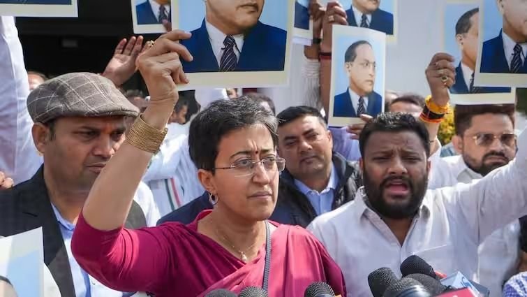 कैग रिपोर्ट को लेकर दिल्ली विधानसभा में हंगामा, सभी आप विधायक तीन दिन के लिए निलंबित