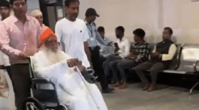 जमानत पर स्वास्थ्य लाभ ले रहे आसाराम फिर आया इंदौर, सुपर स्पेशलिटी में हुआ रुटीन चेकअप, अनुयायी भी पहुंचे अस्पताल